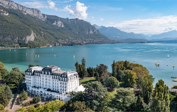 Au cœur des Alpes, entre lac et montagnes