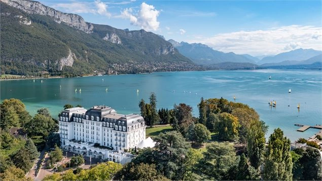 Au cœur des Alpes, entre lac et montagnes